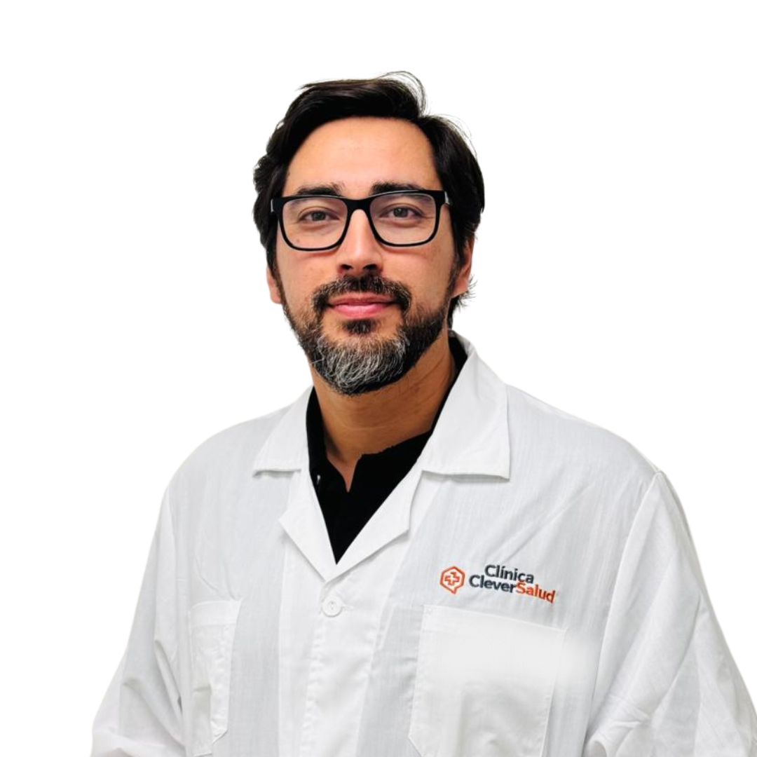 Male doctor with dark hair and glasses in a white lab coat, facing the camera; Clinica Clever Salud logo on the left chest.