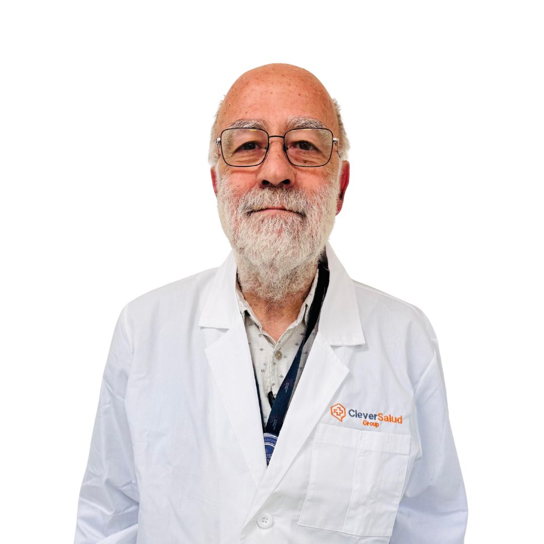 Portrait of an older male doctor with glasses and a white beard, wearing a lab coat with the Clever Salud logo on the chest.