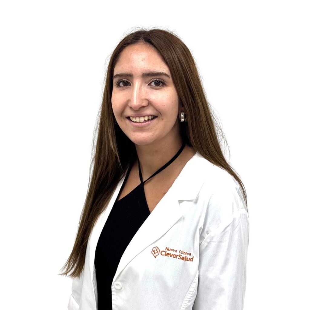 Smiling young woman portrait in a white lab coat with a Clever Salud logo on the chest.